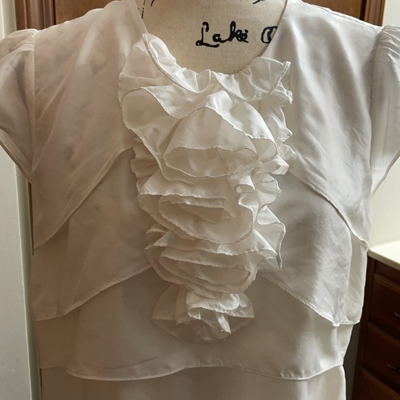 Cabi White Ruffle Top Tee Shirt Blouse Size M Medium Cap Sleeves Like New - Picture 2 of 4